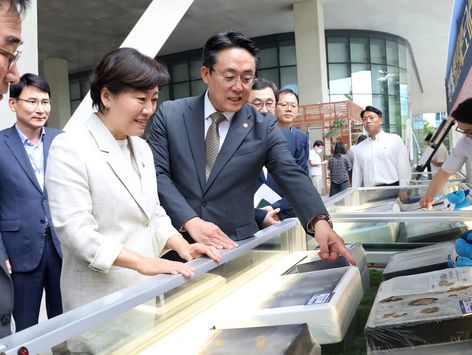 추석 명절에는 우리 수산물과 농산물이 최고! 선물세트 홍보 나선 강도형 해수부 장관& 송미령 농식품부 장관