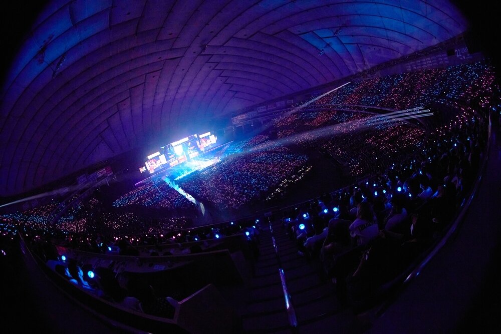 본문 이미지 - 도쿄돔에서 공연을 펼치고 있는 아이브 / 사진제공=스타쉽 엔터테인먼트, 아뮤즈(일본)