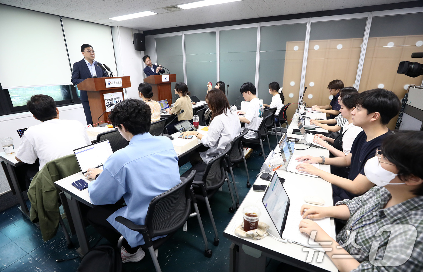 (서울=뉴스1) 허경 기자 = 김병환 금융위원장이 6일 오전 서울 종로구 정부서울청사에서 가계부채 관리방안 관련 브리핑을 하고 있다. (공동취재) 2024.9.6/뉴스1