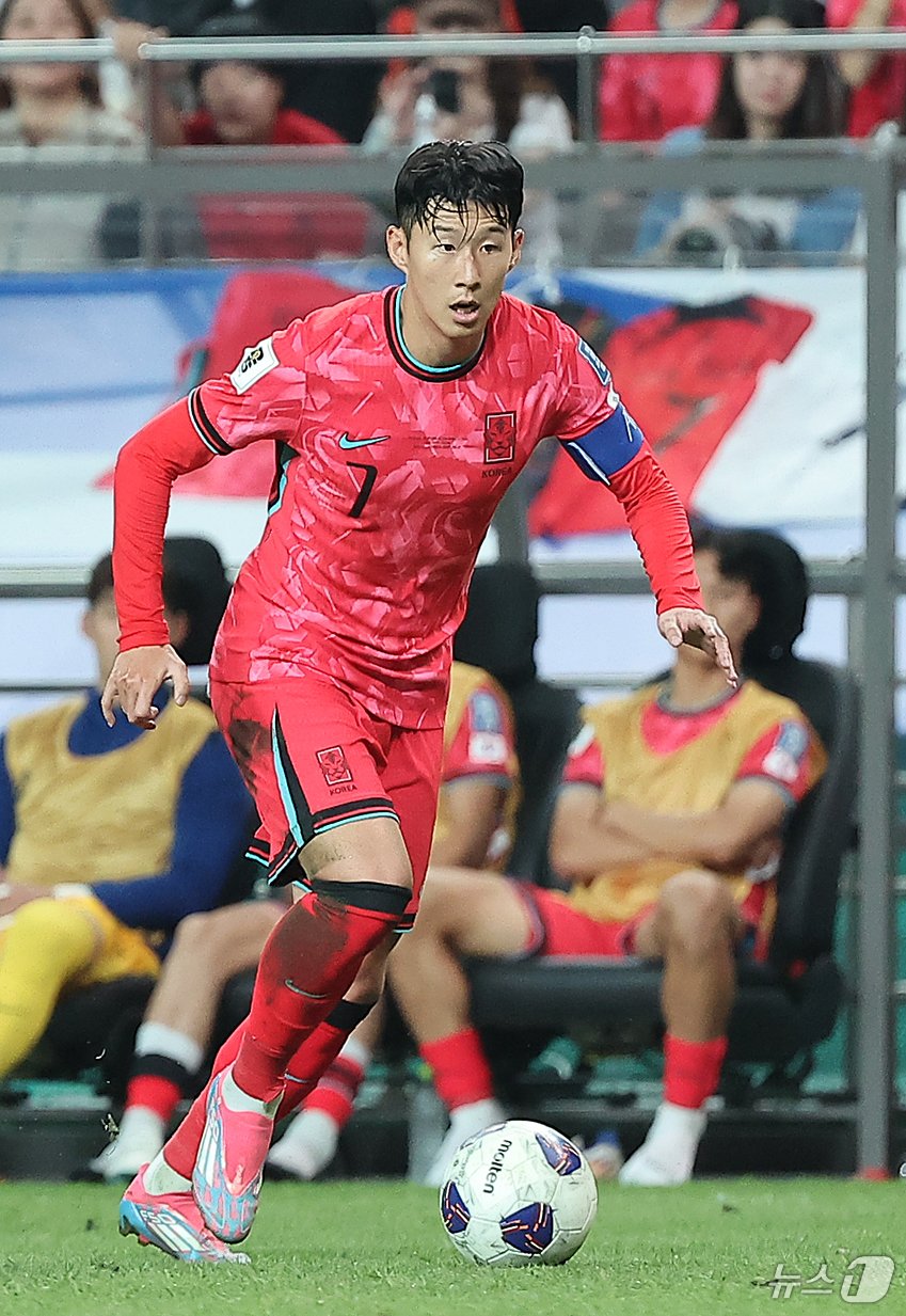 본문 이미지 - 5일 오후 서울 마포구 서울월드컵경기장에서 열린 2026 국제축구연맹(FIFA) 북중미 월드컵 아시아 3차 예선 B조 1차전 대한민국과 팔레스타인의 경기, 대한민국 손흥민. 2024.9.5/뉴스1 ⓒ News1 김진환 기자