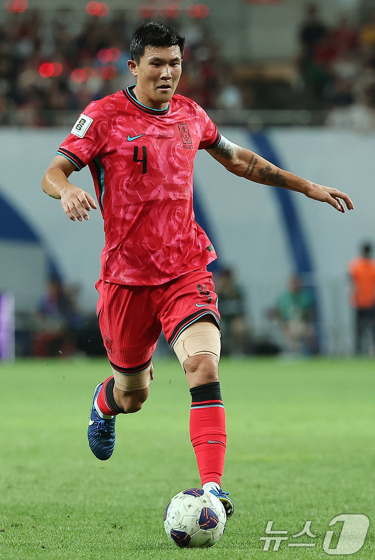 본문 이미지 - 5일 오후 서울 마포구 서울월드컵경기장에서 열린 2026 국제축구연맹(FIFA) 북중미 월드컵 아시아 3차 예선 B조 1차전 대한민국과 팔레스타인의 경기, 대한민국 김민재. 2024.9.5/뉴스1 ⓒ News1 김진환 기자