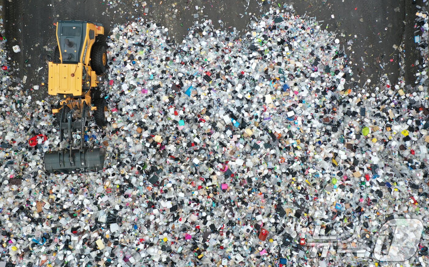 본문 이미지 - 자원순환의 날인 6일 경기 수원시 영통구 수원시자원순환센터에 플라스틱 재활용 쓰레기가 쌓여 있다. 2024.9.6/뉴스1 ⓒ News1 김영운 기자