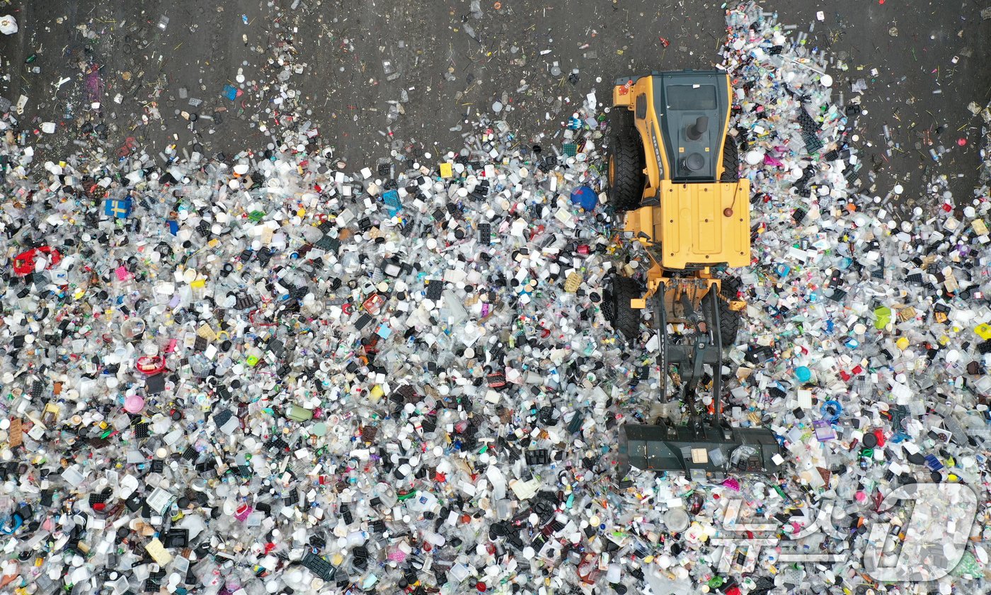 본문 이미지 - 자원순환의 날인 6일 경기 수원시 영통구 수원시자원순환센터에 플라스틱 재활용 쓰레기가 쌓여 있다. 2024.9.6/뉴스1 ⓒ News1 김영운 기자