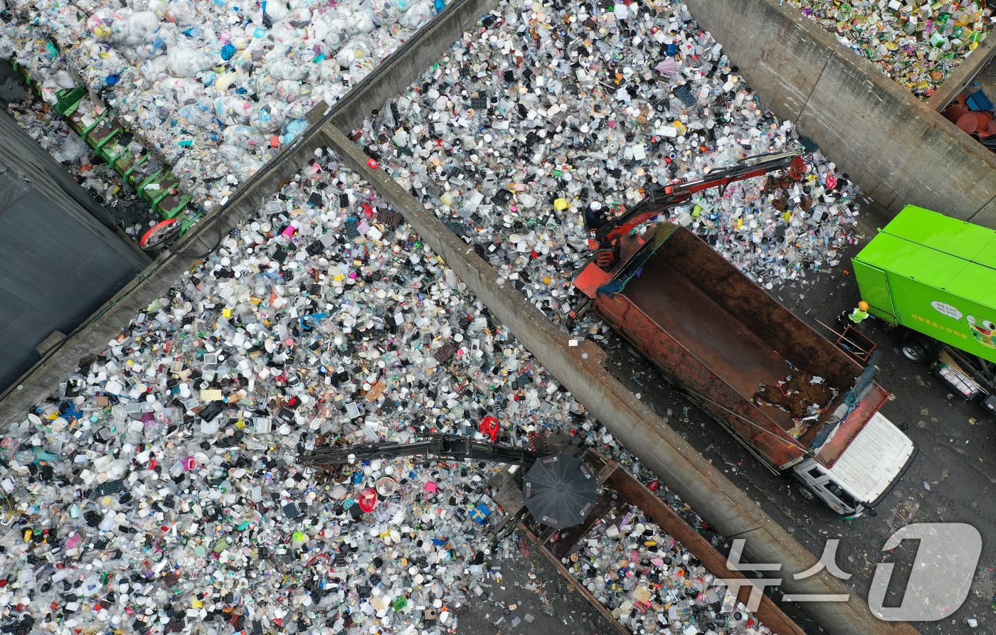 본문 이미지 - 자원순환의 날인 6일 경기 수원시 영통구 수원시자원순환센터에 플라스틱 재활용 쓰레기가 쌓여 있다. 2024.9.6/뉴스1 ⓒ News1 김영운 기자