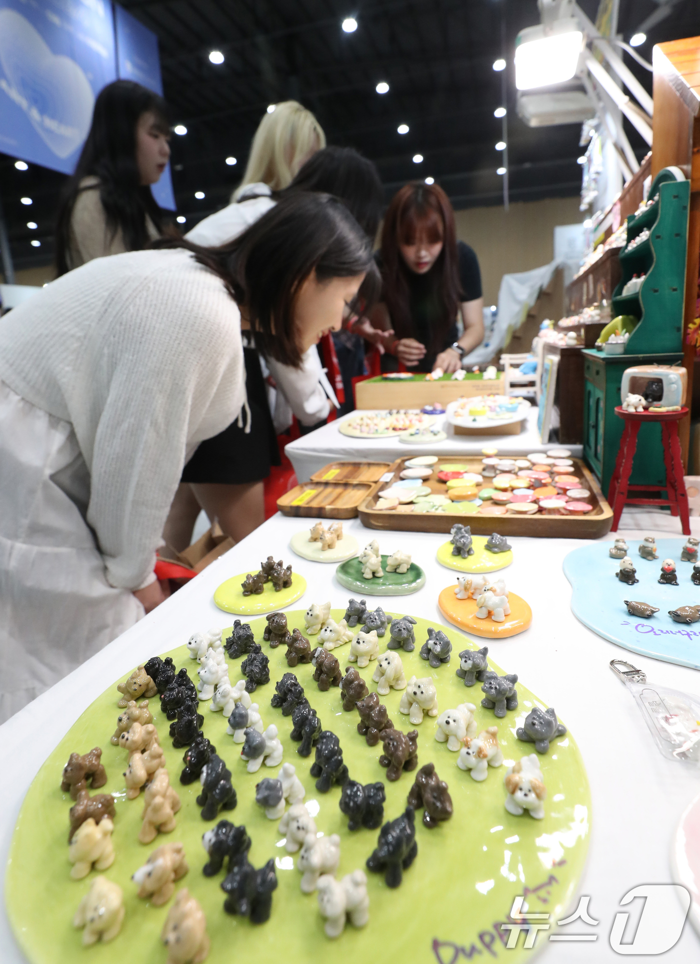 (수원=뉴스1) 김영운 기자 = 6일 경기 수원시 권선구 수원메쎄에서 열린 '2024 수원 일러스트코리아'를 찾은 시민들이 다양한 일러스트 상품을 둘러보고 있다. 2024.9.6/ …