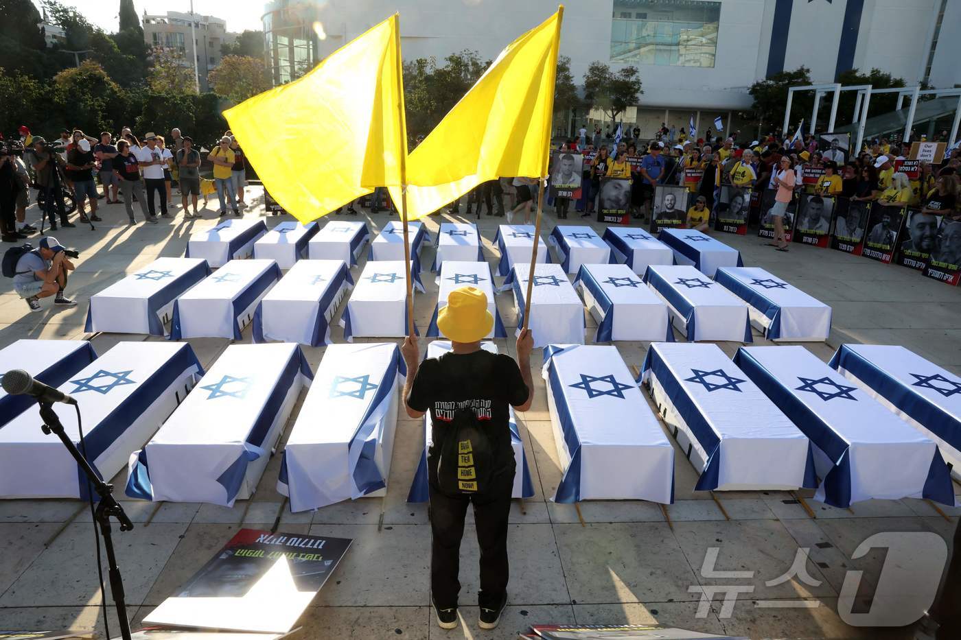 (텔아비브 AFP=뉴스1) 유수연 기자 = 5일(현지시간) 텔아비브의 이스라엘 국방부 앞에서 인질 협상을 요구하는 시위대. 지난달 31일 가자지구에서 인질 6명이 시신으로 발견된 …