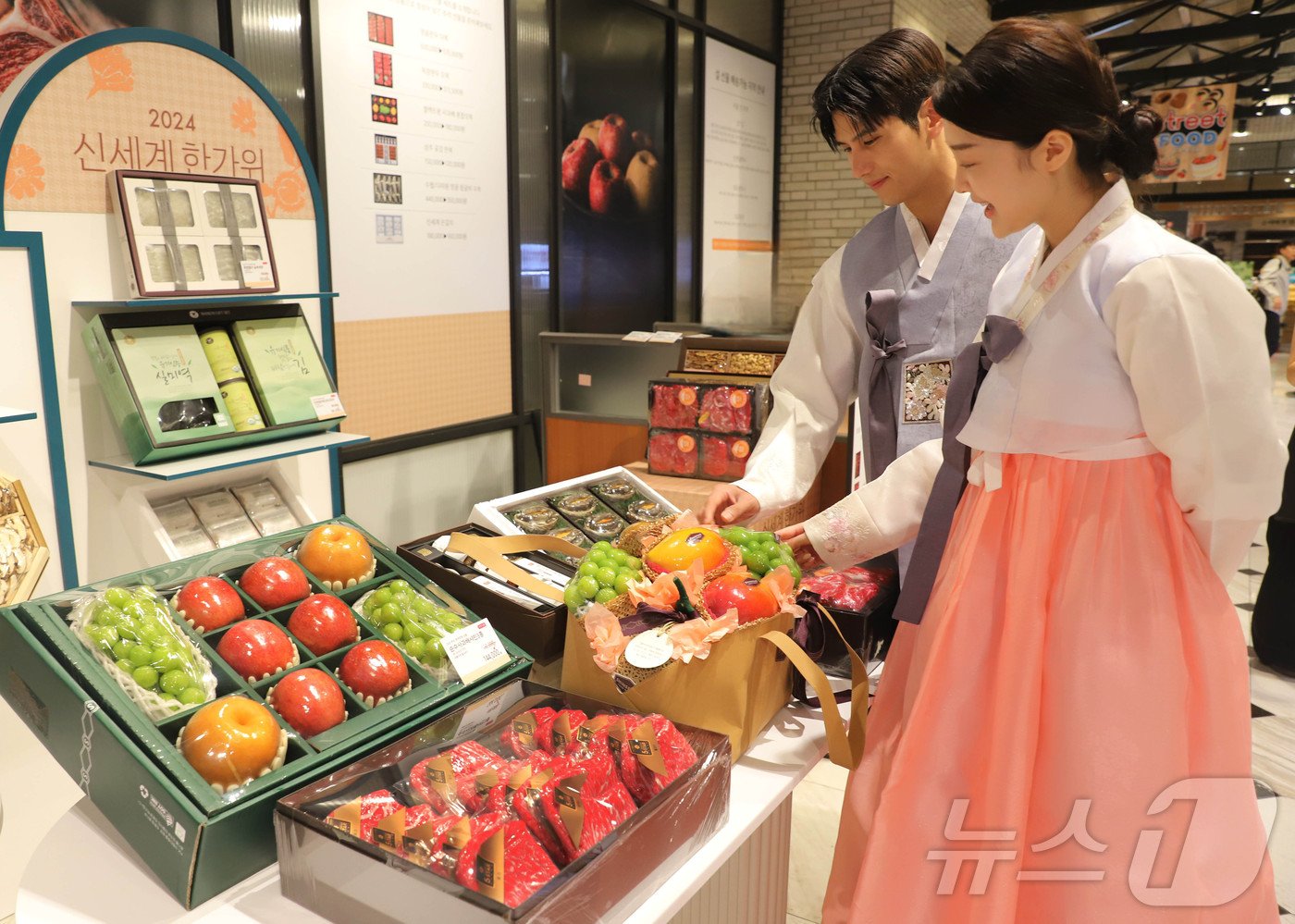 본문 이미지 - 대구신세계백화점 직원들이 과일 선물세트를 소개하고 있다. (대구신세계백화점 제공)