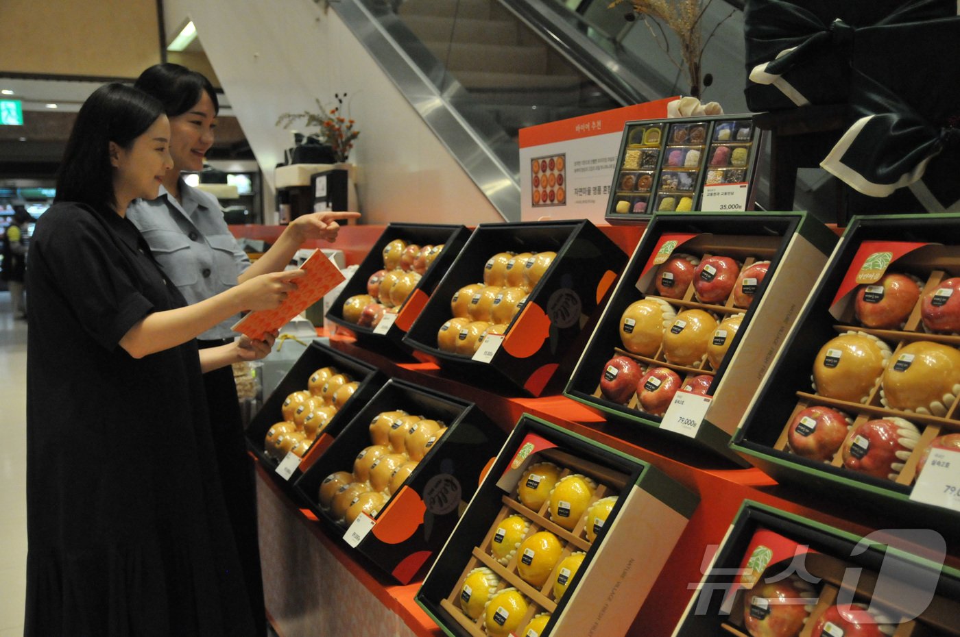 본문 이미지 - 롯데백화점 대구점을 찾은 고객이 과일 선물세트를 고르고 있다.(롯데백화점 제공)