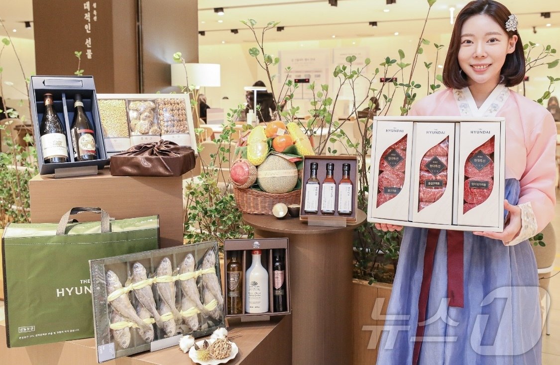 본문 이미지 - 현대백화점 더현대대구 직원이 정육 선물세트를 들어 보이고 있다.(더현대대구 제공)
