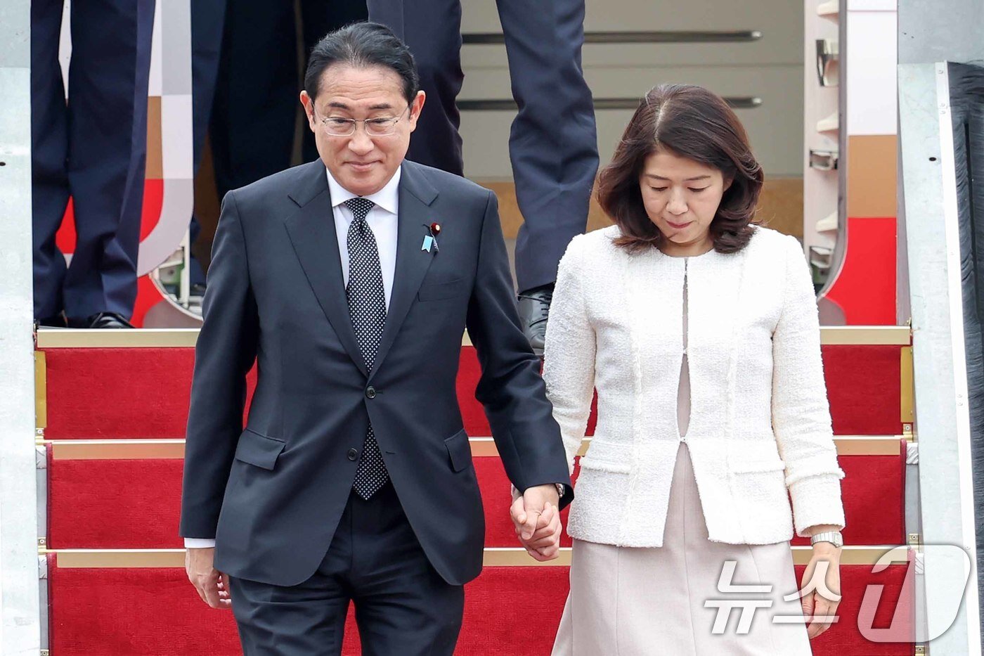 본문 이미지 - 기시다 후미오 일본 총리와 아내 유코 여사가 6일 오후 경기 성남 서울공항을 통해 방한하고 있다. 2024.9.6/뉴스1 ⓒ News1 민경석 기자