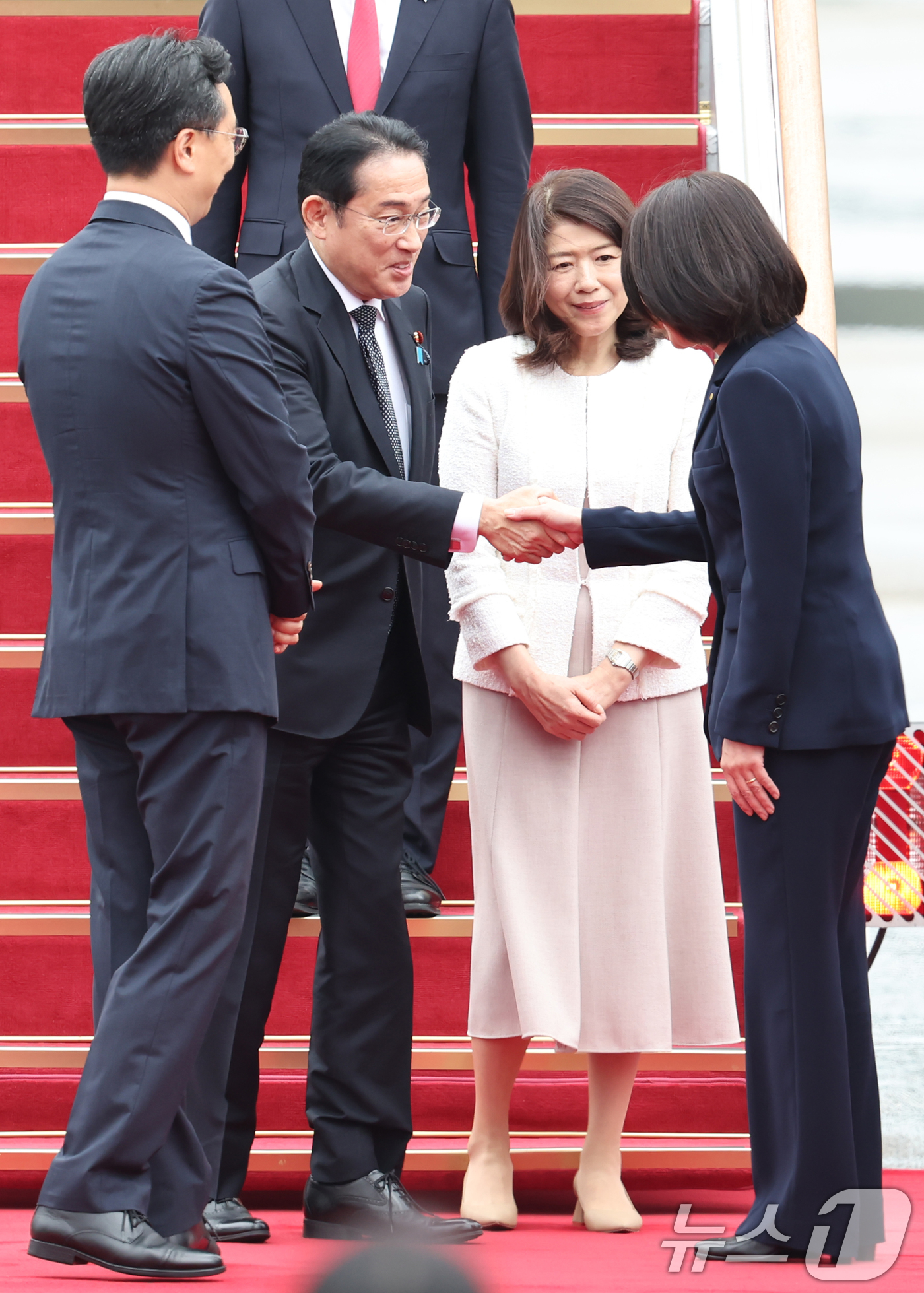 (성남=뉴스1) 민경석 기자 = 기시다 후미오 일본 총리와 아내 유코 여사가 6일 오후 경기 성남 서울공항을 통해 방한해 강인선 외교부 2차관과 인사를 나누고 있다.이번 회담은 한 …