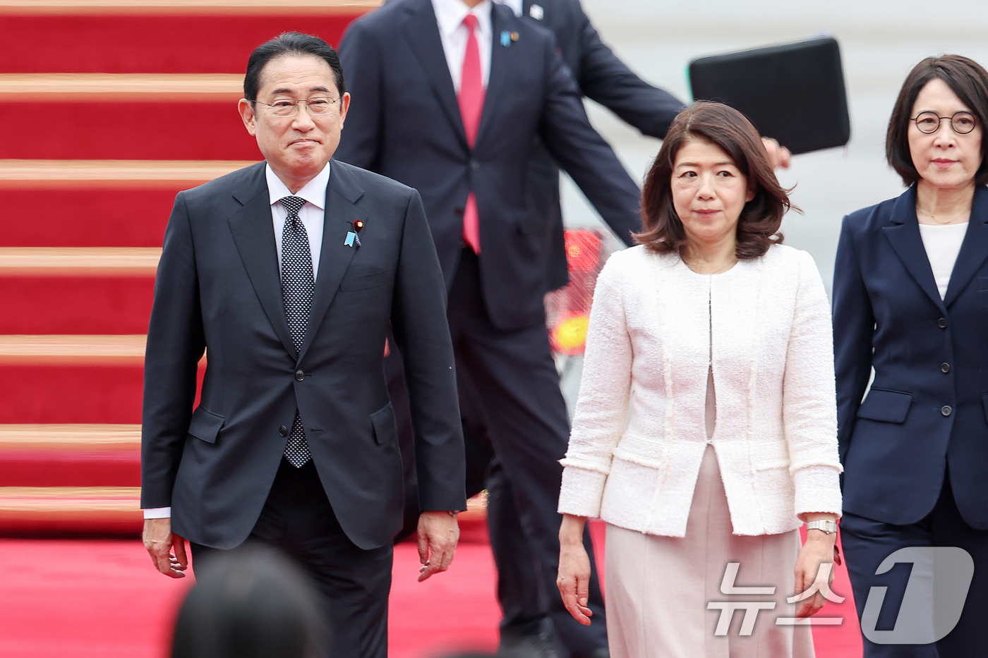 (성남=뉴스1) 민경석 기자 = 기시다 후미오 일본 총리와 아내 유코 여사가 6일 오후 경기 성남 서울공항을 통해 방한하고 있다.이번 회담은 한일관계 정상화를 달성한 윤 대통령과 …