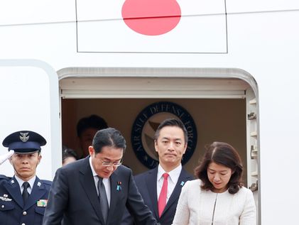 아내 유코 여사 손잡고 비행기에서 내리는 기시다 日 총리