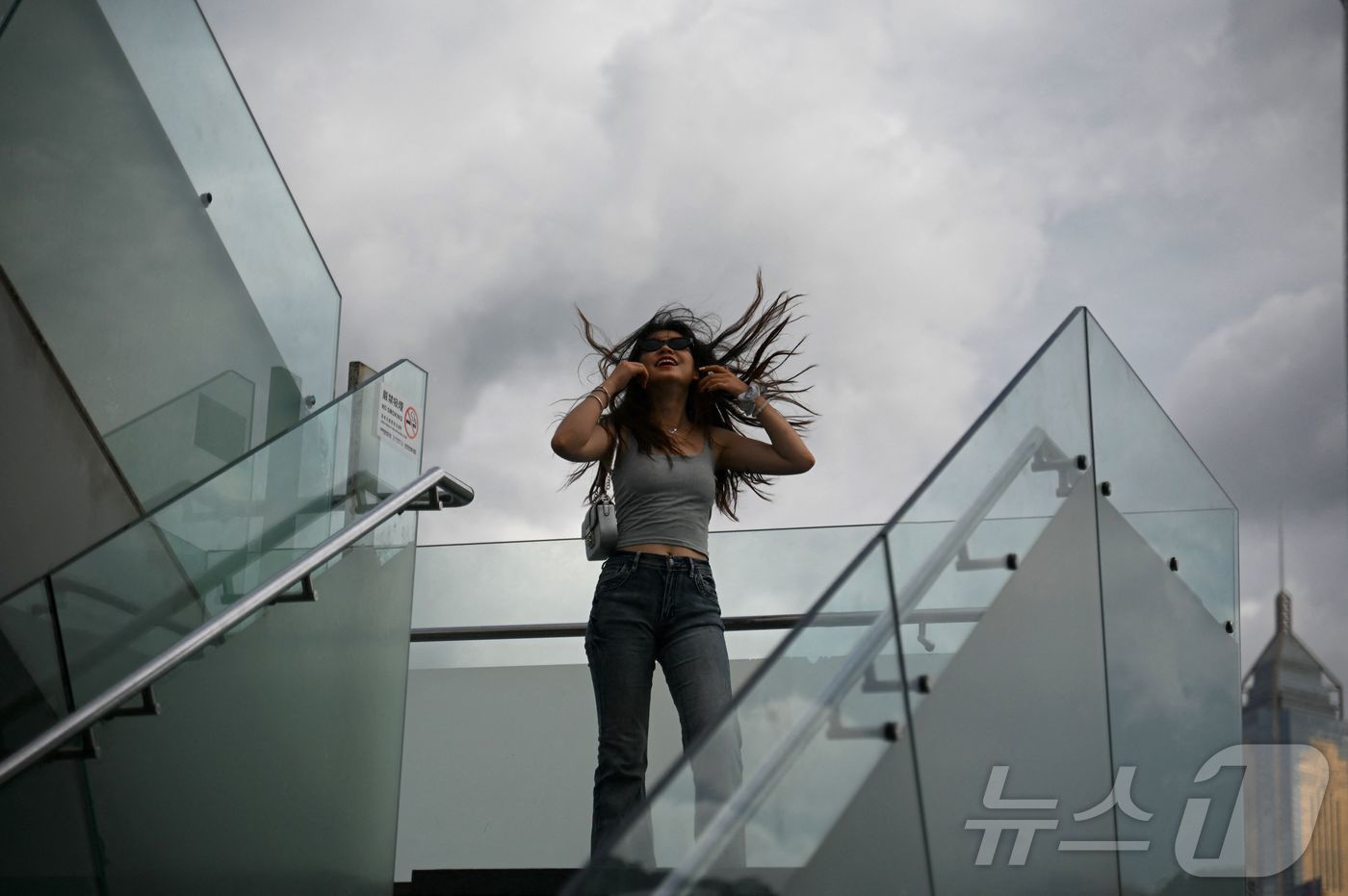 (홍콩 AFP=뉴스1) 유수연 기자 = 태풍 야기가 남중국해를 가로질러 중국 남부 해안을 향해 5일 북상하고 있다. 사진은 한 여성의 머리카락이 강풍에 날리는 모습. 2024.09 …