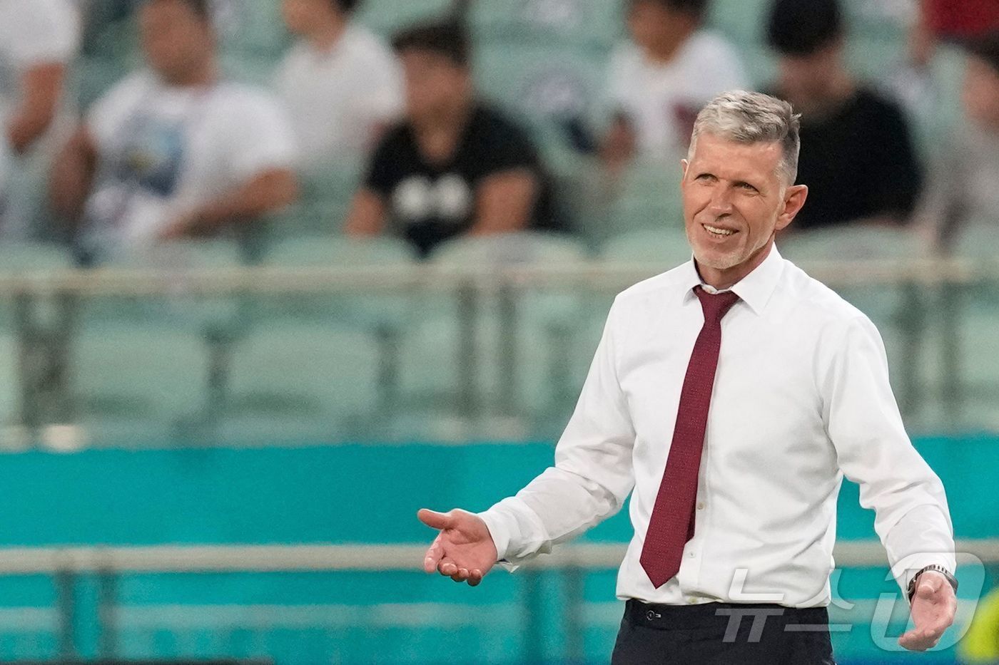 오만 축구 국가대표팀의 야로슬라프 실하비 감독. ⓒ AFP=뉴스1