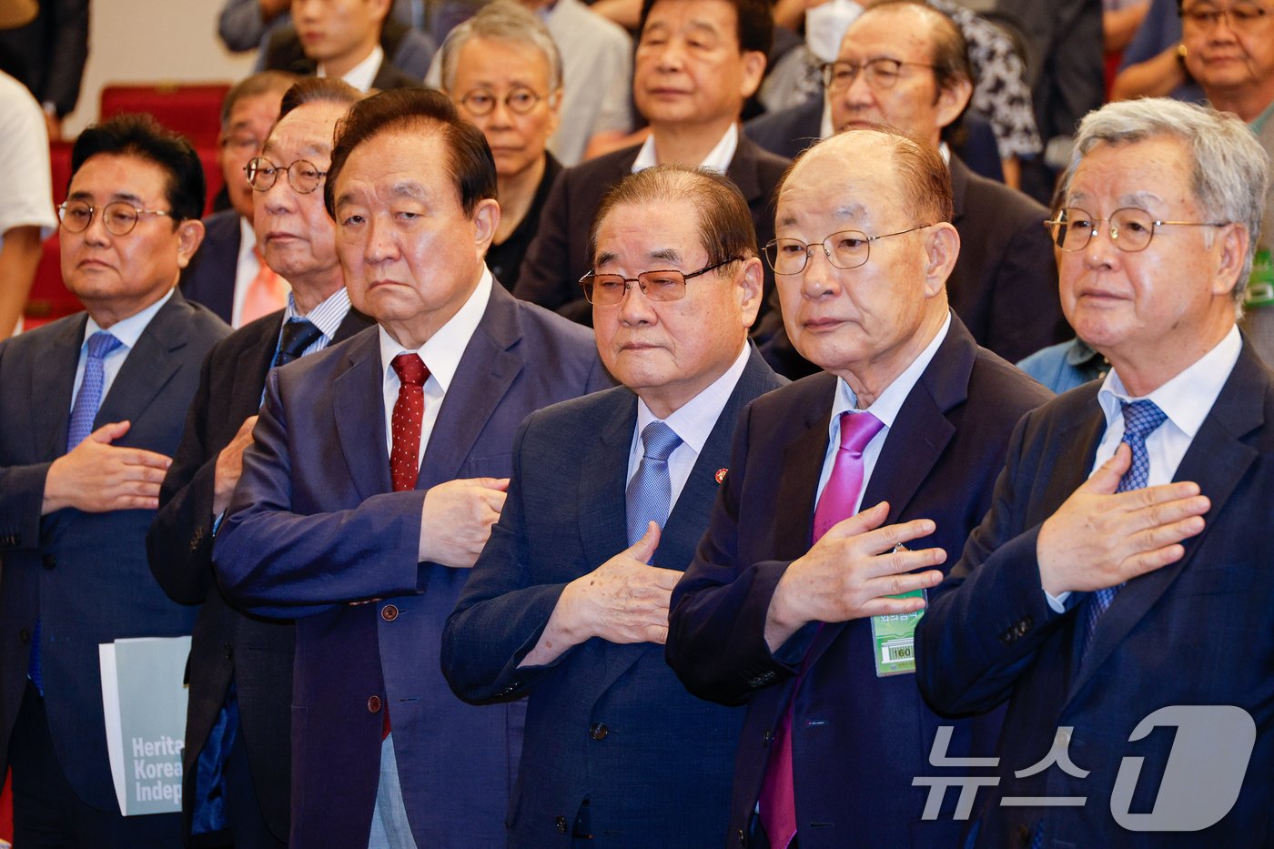 전병헌 새로운미래 대표&#40;앞줄 왼쪽부터&#41;, 김진 광복회 부회장, 정대철 헌정회장, 이종찬 광복회장, 허성관 전 행정안전부 장관, 한시준 전 독립기념관장이 6일 오후 서울 여의도 국회도서관에서 열린 건국 4357년 기념 건국기원절 학술토론회에서 국민의례를 하고 있다. 2024.9.6/뉴스1 ⓒ News1 안은나 기자