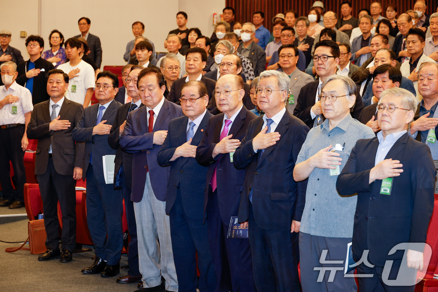 (서울=뉴스1) 안은나 기자 = 조인래 조소앙기념사업회 이사장(앞줄 왼쪽부터), 전병헌 새로운미래 대표, 김진 광복회 부회장, 정대철 헌정회장, 이종찬 광복회장, 허성관 전 행정안 …