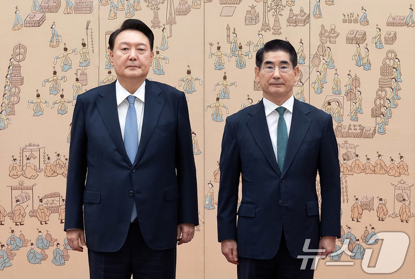 본문 이미지 - 윤석열 대통령이 6일 서울 용산 대통령실 청사에서 김용현 신임 국방부 장관에게 임명장을 수여한 뒤 기념 촬영을 하고 있다. (대통령실 제공) 2024.9.6/뉴스1 ⓒ News1 박지혜 기자