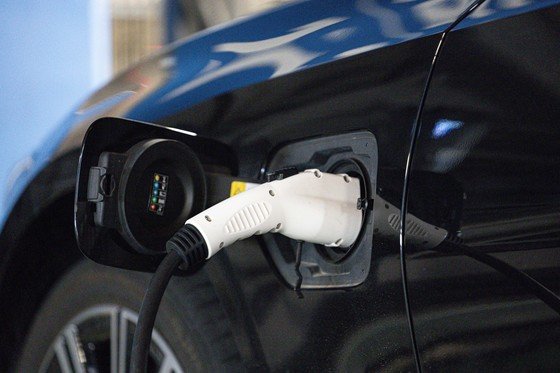 본문 이미지 - 서울의 한 쇼핑몰 내 전기자동차 충전 구역의 모습. 뉴스1 ⓒ News1 이재명 기자