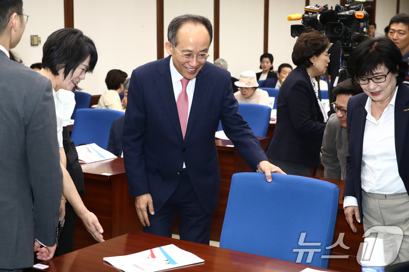 (서울=뉴스1) 이광호 기자 = 추경호 국민의힘 원내대표가 6일 서울 여의도 국회 도서관에서 열린 한국여성단체협의회 주최 양성평등 정책포럼에 참석하고 있다. 2024.9.6/뉴스1 …