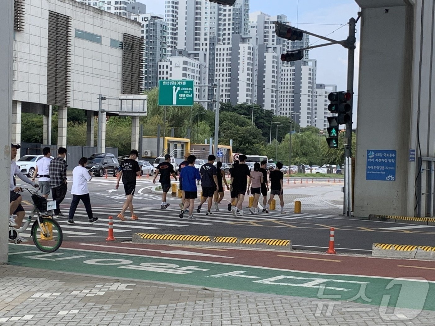 본문 이미지 - 슈퍼워크 행사 '선라이즈'에 참가한 참가자들이 2024년 9월5일 서울 서초구 반포한강공원에서 앱 체험을 하기 위해 걷고 있다.