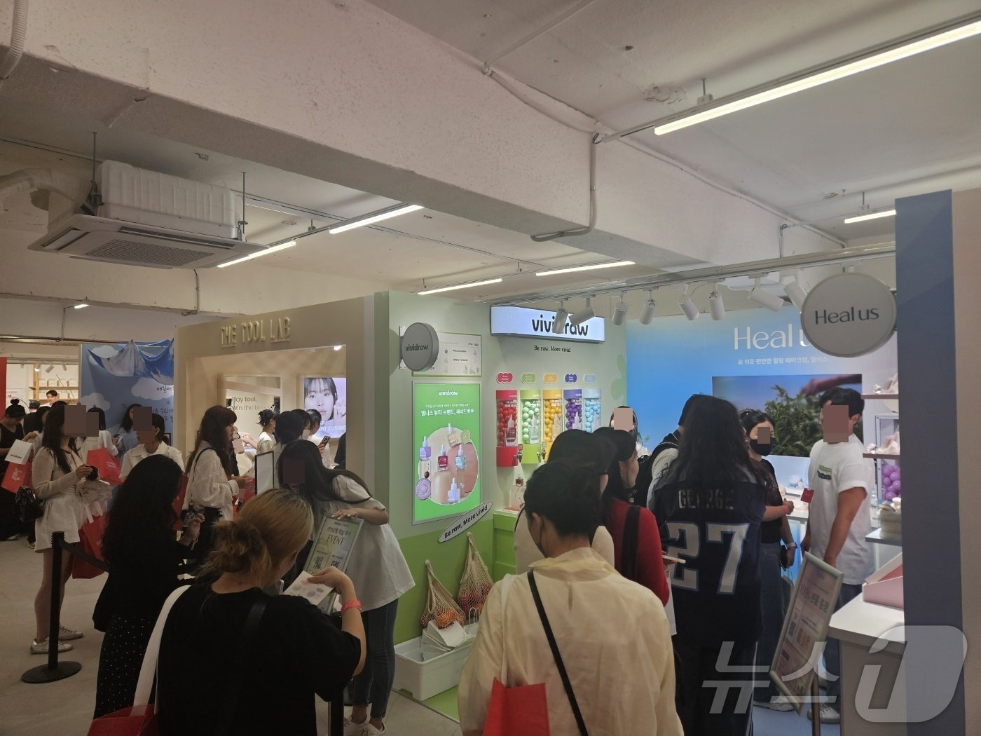 본문 이미지 - 6일 서울 성수동 일대에서 '무신사 뷰티 페스타'가 열렸다.ⓒ 뉴스1/김진희 기자.