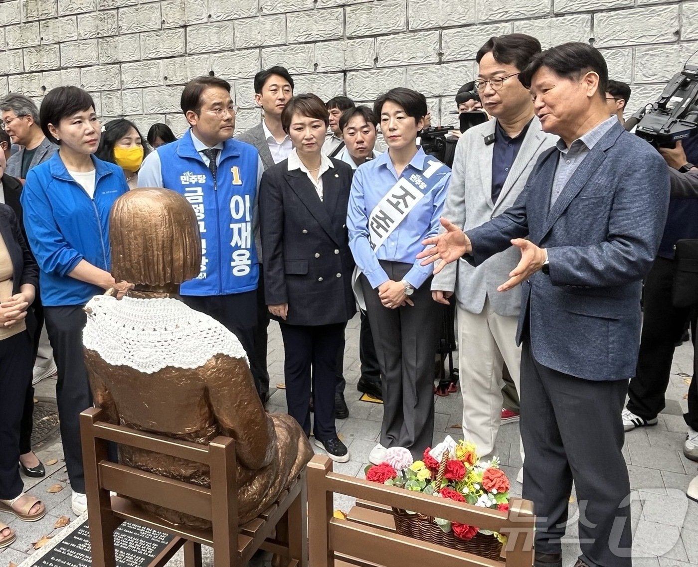 6일 오후 기자회견에 앞서 부산 동구 초량동 소녀상 앞에서 더불어민주당 지도부와 금정구청장 보궐선거 예비후보 등이 최형욱 민주당 부산 동구 지역 위원장의 설명을 듣고 있다.2024.9.6/ⓒ News1 장광일 기자