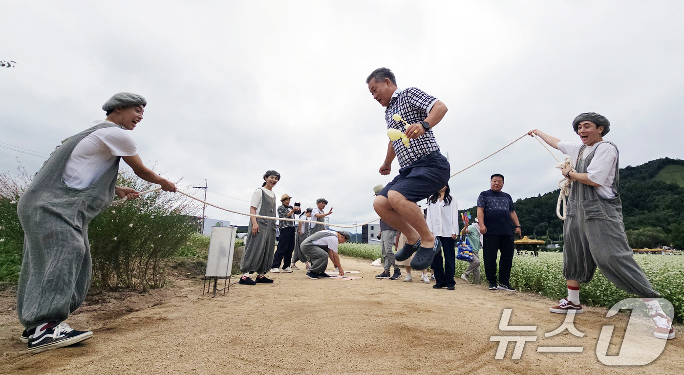 (서울=뉴스1) = 6일 오후 강원도 평창군 봉평면 이효석문화마을 일대에서 열린 '2024평창 효석문화제'에서 관람객들이 만개한 메밀꽃밭에서 줄넘기를 즐기고 있다. (평창군 제공) …