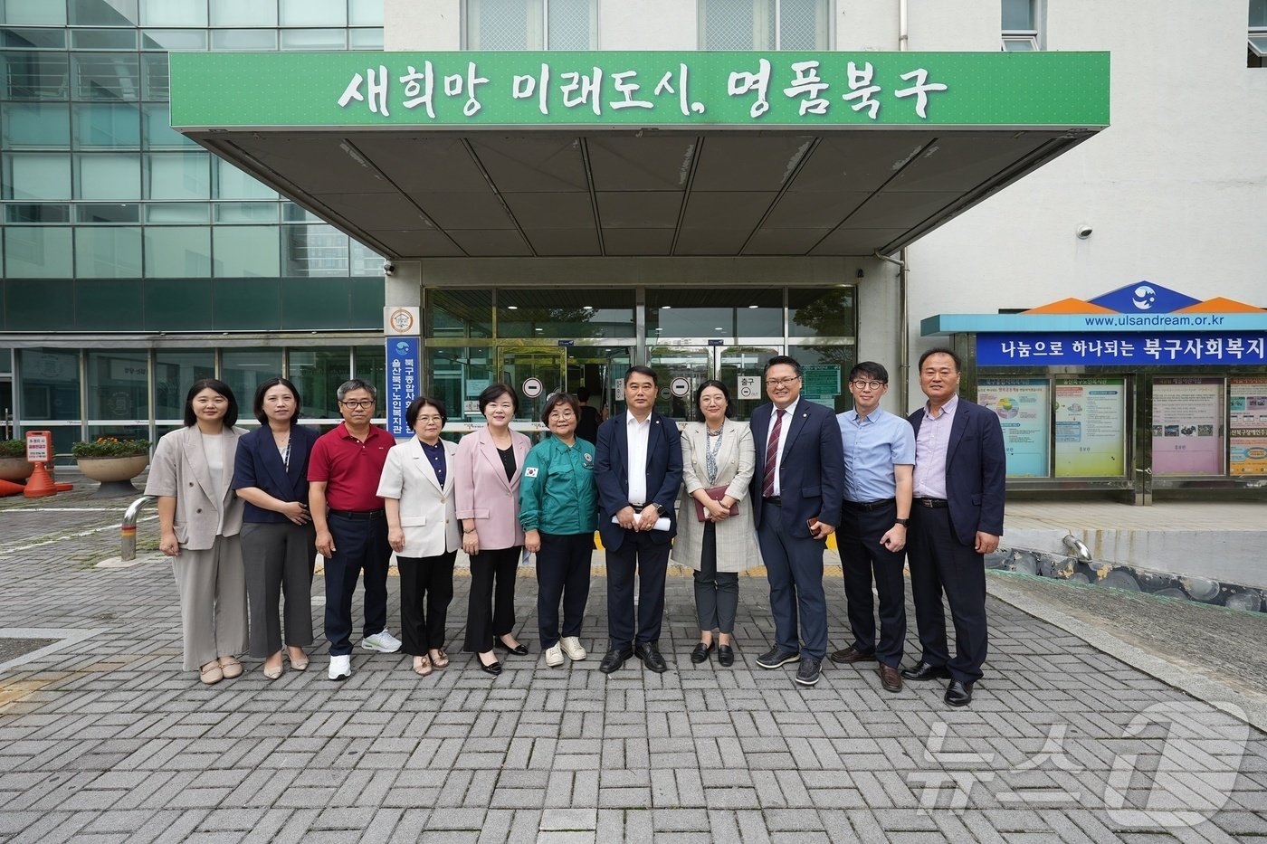 본문 이미지 - 울산북구의회 복지건설위원회가 제221회 임시회 현장방문활동으로 6일 호계동 북구종합사회복지관과 북구노인복지관을 방문, 시설 노후 현장을 확인했다.(북구의회 제공)