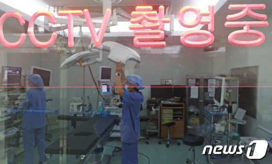 환자의 의식이 없는 상태에서 수술을 시행하는 의료기관의 수술실에 CCTV를 설치해야 하는 의료법 개정안이 전면 시행된 2023년 9월 25일 경기 수원시 장안구 경기도의료원 수원병원 수술실에 CCTV가 설치돼 있다. &#40;공동취재&#41; 2023.9.25/뉴스1 ⓒ News1 김영운 기자