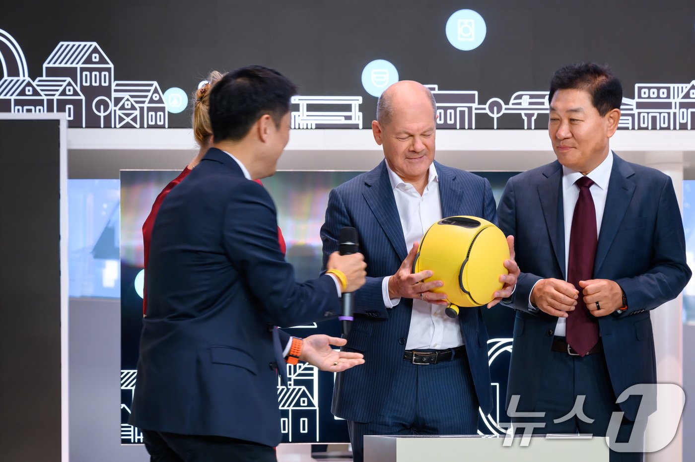 본문 이미지 - 올라프 숄츠 독일 총리가 6일(현지시간) 독일 베를린에서 열리고 있는 유럽 최대 가전 전시회 'IFA 2024' 삼성전자 전시관을 방문해 전시품을 살펴보고 있다. (삼성전자 제공) 2024.9.6/뉴스1