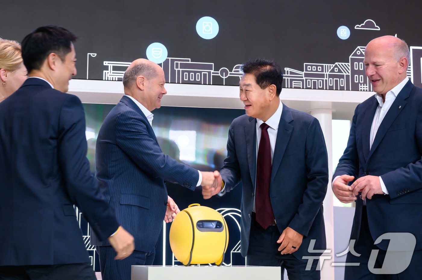 본문 이미지 - 올라프 숄츠 독일 총리가 6일(현지시간) 독일 베를린에서 열리고 있는 유럽 최대 가전 전시회 'IFA 2024' 삼성전자 전시관을 방문, 삼성전자 대표이사 한종희 부회장과 악수하고 있다. (삼성전자 제공) 2024.9.6/뉴스1
