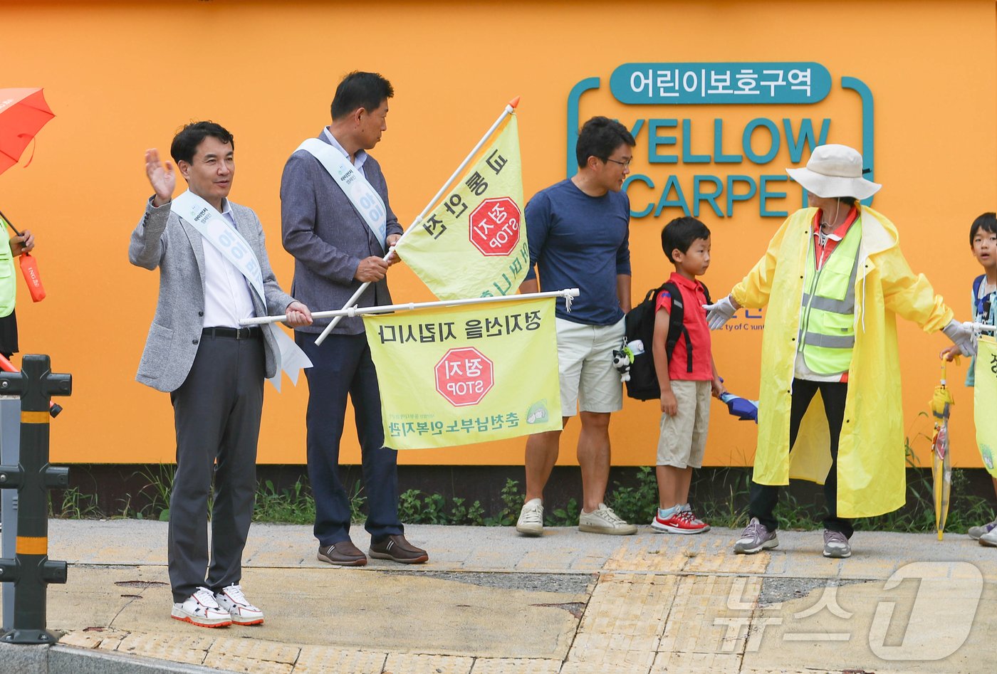 6일 강원 춘천 봉의초교 앞에서 ‘아이 먼저’ 교통안전 합동 캠페인이 열리고 있다. 이날 김진태 강원지사가 등굣길 아이들 &#39;안전지킴이&#39;로 나서 아이들이 횡단보도를 안전하게 건널 수 있도록 지도했다.&#40;강원특별자치도 제공&#41; 2024.9.6/뉴스1