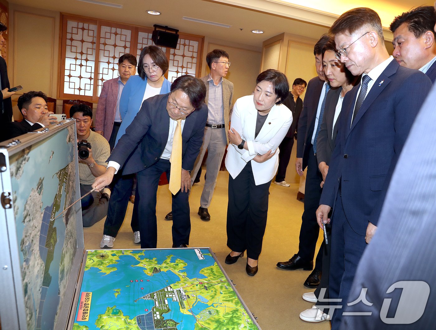 본문 이미지 - 강기정 광주시장이 6일 오후 시청 3층 비즈니스룸에서 열린 군 공항 이전 광주지역 국회의원 간담회에서 무안 공항 입지 등을 설명하고 있다.(광주시 제공)2024.9.6/뉴스1