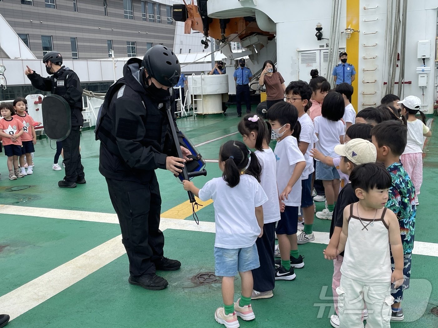 본문 이미지 - 6일 오전 강원 속초시 크루즈 부두에서 열린 1511함 공개행사에서 속초지역 유치원과 어린이집 원생들이 해경 1511함에 올라타 장비를 체험하고 있다.(속초해경 제공) 2024.9.6/뉴스1 ⓒ News1 윤왕근 기자