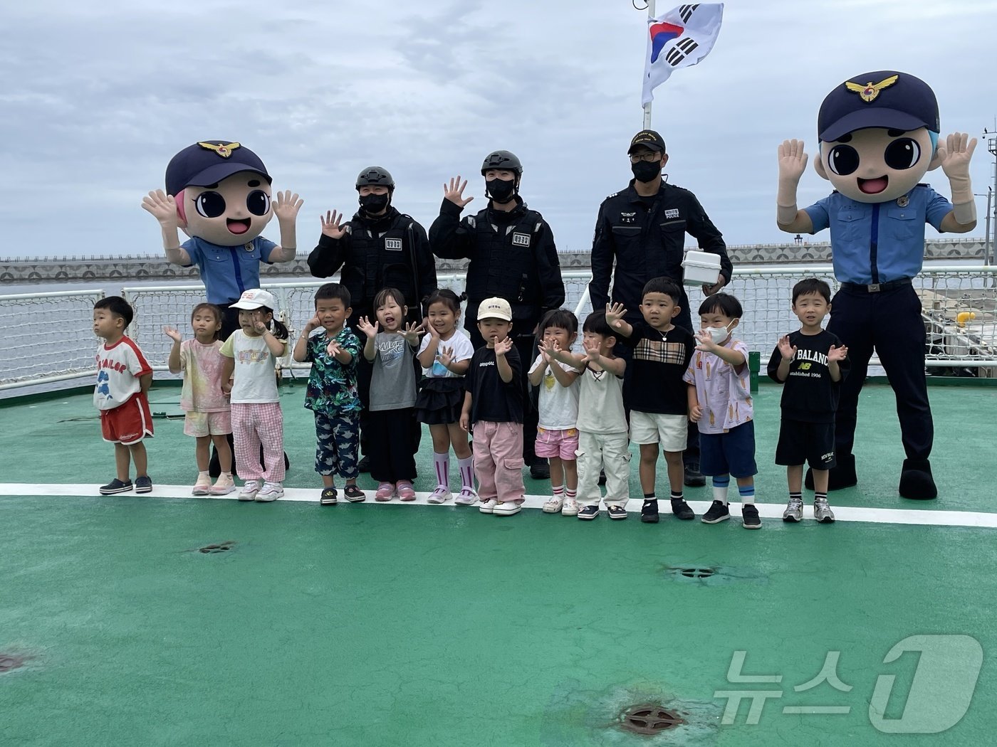 본문 이미지 - 6일 강원 속초시 크루즈 부두에서 열린 1511함 공개행사에서 속초지역 유치원과 어린이집 원생들이 해경 1511함에 올라타 장비를 체험하고 있다.(속초해경 제공) 2024.9.6/뉴스1 ⓒ News1 윤왕근 기자