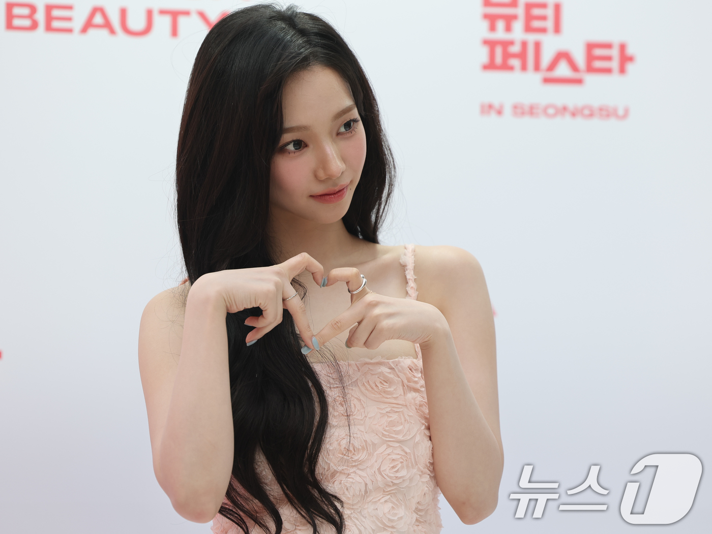 (서울=뉴스1) 황기선 기자 = 에스파 카리나가 6일 오후 서울 성동구 무신사 스퀘어 성수4에서 열린 '무신사 뷰티 페스타 인 셀럽 포토 이벤트'에서 포즈를 취하고 있다. 2024 …