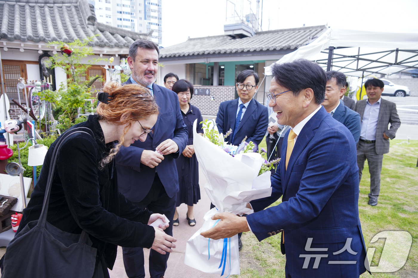 (광주=뉴스1) 박준배 기자 = 강기정 광주시장이 6일 오후 남구 펭귄마을 공예거리22동에서 열린 제15회 광주비엔날레 스페인 파빌리온 개관식에 참석해 큐레이터에게 꽃다발을 전달하 …