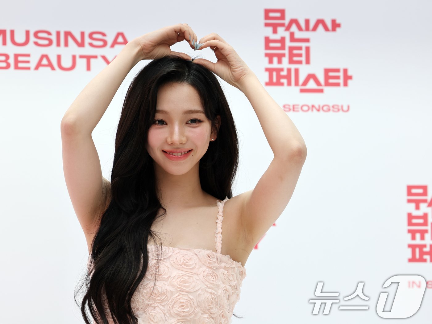 본문 이미지 - 에스파 카리나가 6일 오후 서울 성동구 무신사 스퀘어 성수4에서 열린 '무신사 뷰티 페스타 인 셀럽 포토 이벤트'에서 포즈를 취하고 있다. 2024.9.6/뉴스1 ⓒ News1 황기선 기자