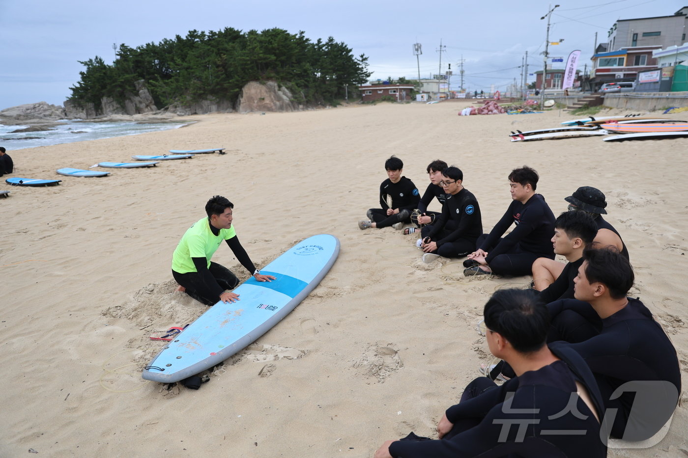 속초해양경찰서 소속 경찰관들이 6일 오전 강원 고성군 송지호해수욕장에서 서프보드 구조훈련을 실시하고 있다.&#40;속초해경 제공&#41; 2024.9.6/뉴스1 ⓒ News1 윤왕근 기자