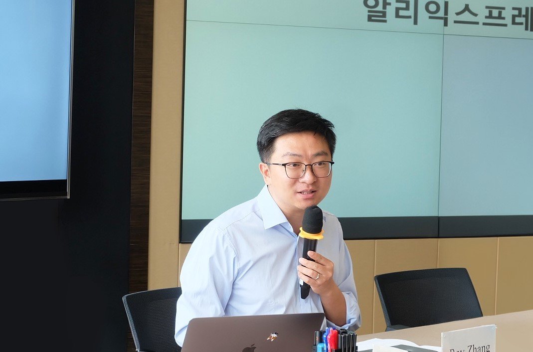 본문 이미지 - 레이 장 알리익스프레스 코리아 대표가 중국 항저우 내 알라바바 캠퍼스에서 열린 기자 간담회에서 질문에 답하고 있다.(알리익스프레스 제공).  