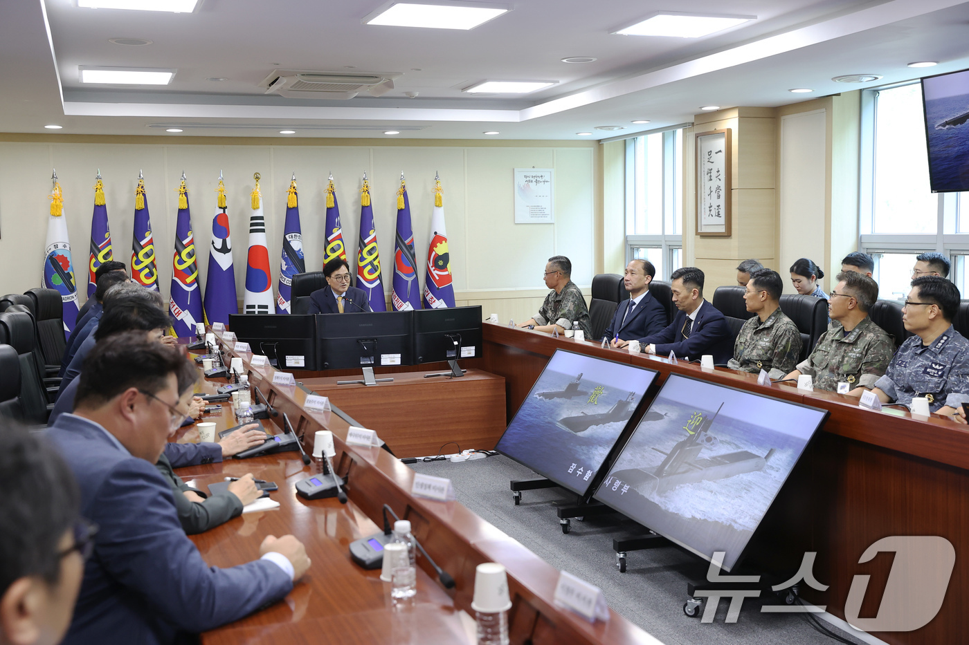 (서울=뉴스1) = 우원식 국회의장이 추석을 앞둔 6일 경남 진해 해군기지에 위치한 잠수함사령부를 격려 방문하고 있다. (국회의장실 제공) 2024.9.6/뉴스1