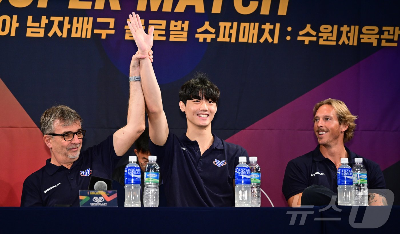 본문 이미지 - 6일 열린 2024 한국-이탈리아 남자배구 글로벌 슈퍼매치 미디어데이에서 마시모 이켈리 베로 발리 몬차 감독이 이우진의 손을 들어보이고 있다. &#40;KOVO 제공&#41;