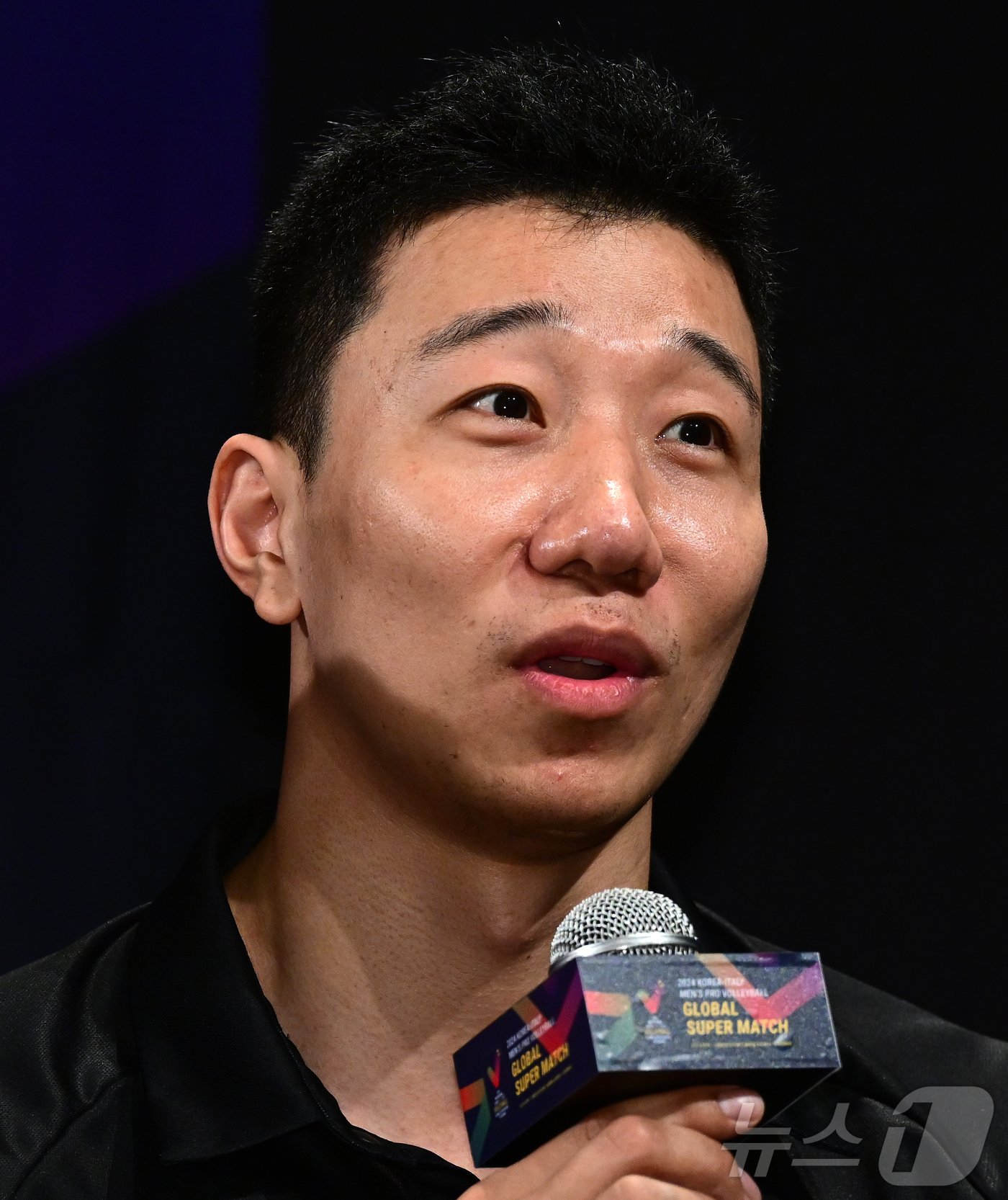 본문 이미지 - 팀 KOVO 캡틴 신영석이 6일 열린 2024 한국-이탈리아 남자배구 글로벌 슈퍼매치 미디어데이에서 질문에 답하고 있다. &#40;KOVO 제공&#41;