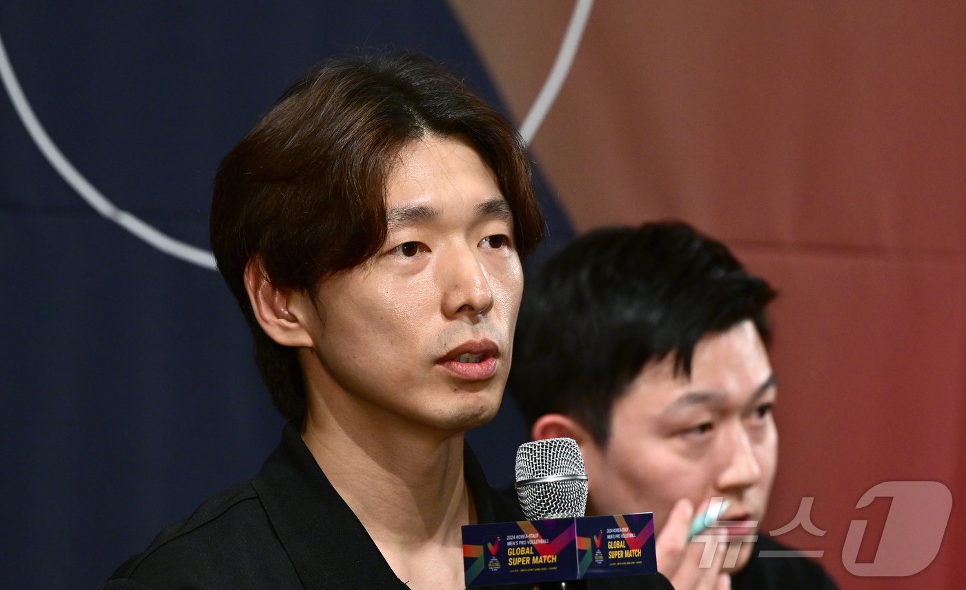 본문 이미지 - 대한항곡 주장 한선수가 6일 열린 2024 한국-이탈리아 남자배구 글로벌 슈퍼매치 미디어데이에서 질문에 답변하고 있다. &#40;KOVO 제공&#41;