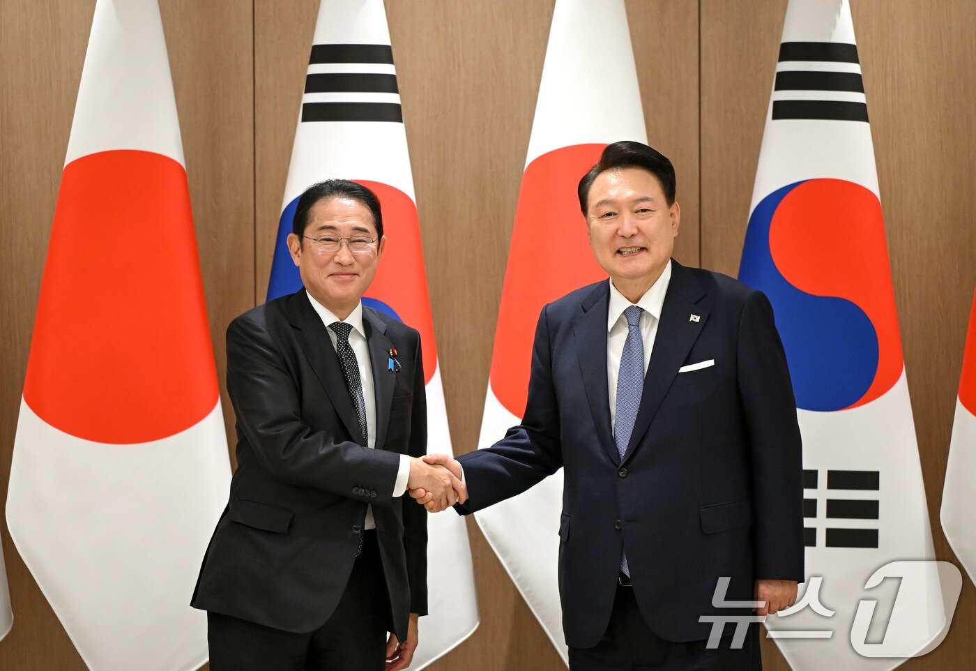 본문 이미지 - 윤석열 대통령이 6일 용산 대통령실에서 기시다 후미오 일본 총리와 한·일 정상회담에 앞서 기념촬영을 하고 있다. &#40;대통령실 제공&#41; 2024.9.6/뉴스1 ⓒ News1 박지혜 기자
