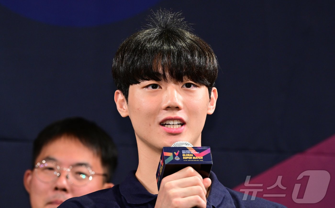 본문 이미지 - 이우진이 6일 열린 2024 한국-이탈리아 남자배구 글로벌 슈퍼매치 미디어데이에서 질문에 답변하고 있다. (KOVO 제공)