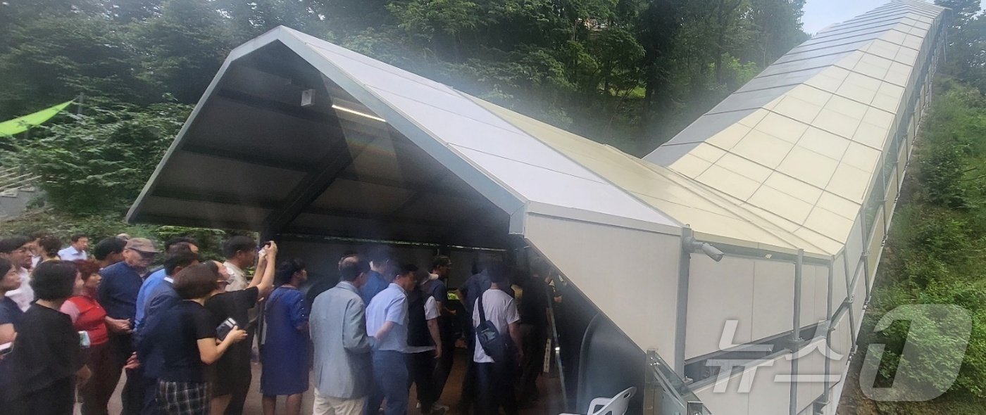 본문 이미지 - 6일 오후 강원 원주시 간현관광지의 주간코스인 소금산그랜드밸리에서 개방된 전국 첫 산악 에스컬레이터. 2024.9.6/뉴스1 신관호 기자