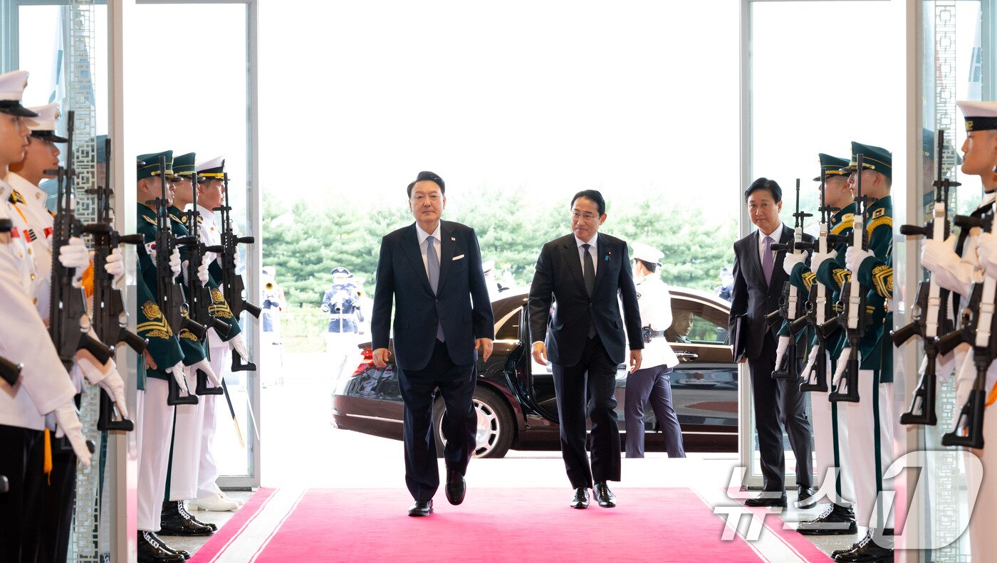 본문 이미지 - 윤석열 대통령이 6일 용산 대통령실에 도착한 기시다 후미오 일본 총리와 한·일 정상회담장으로 이동하고 있다. &#40;대통령실 제공&#41; 2024.9.6/뉴스1 ⓒ News1 박지혜 기자