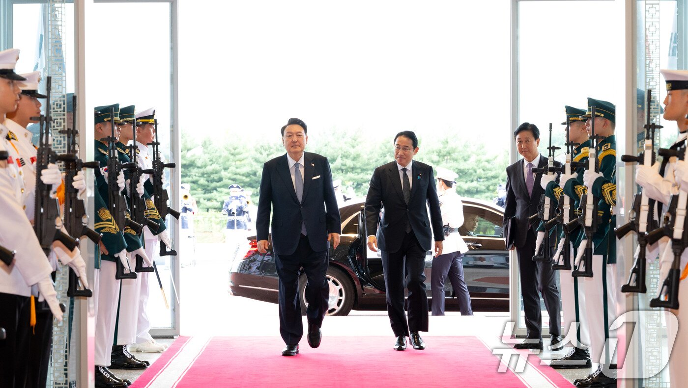 윤석열 대통령이 6일 용산 대통령실에 도착한 기시다 후미오 일본 총리와 한·일 정상회담장으로 이동하고 있다. &#40;대통령실 제공&#41; 2024.9.6/뉴스1 ⓒ News1 박지혜 기자